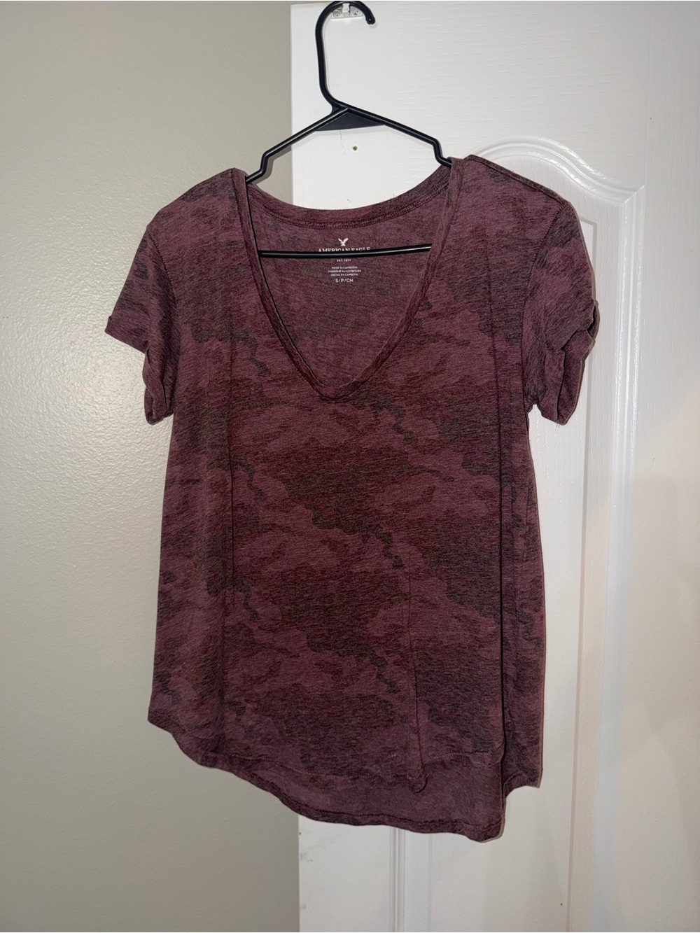 American Eagle Outfitters Plum Camo V-Neck Short Sleeve Tee